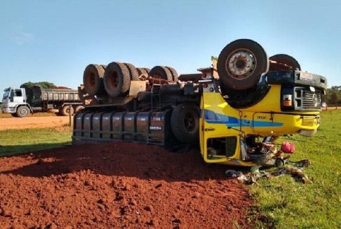 Barra de direção quebra caminhão capota e deixa motorista ferido em