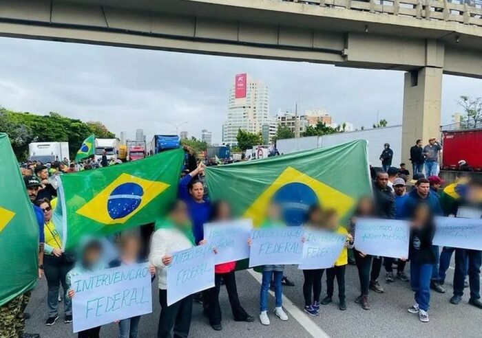 Crian As S O Colocadas Na Linha De Frente Em Bloqueio Bolsonarista