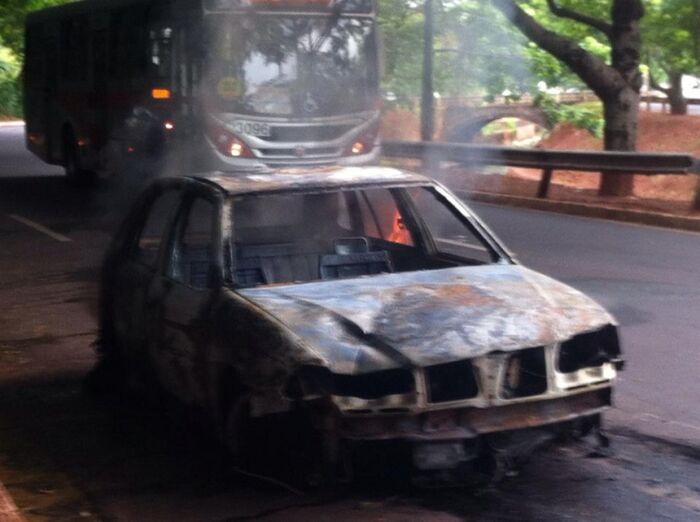 Veículo pega fogo e fica completamente destruído na Ricardo Brandão