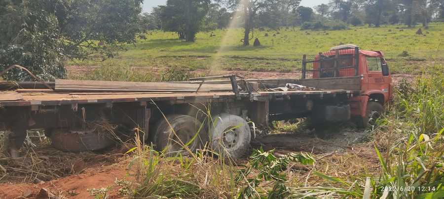 Caminhão carregado de cimento sai da pista na MS 276 Portal TOP Mídia