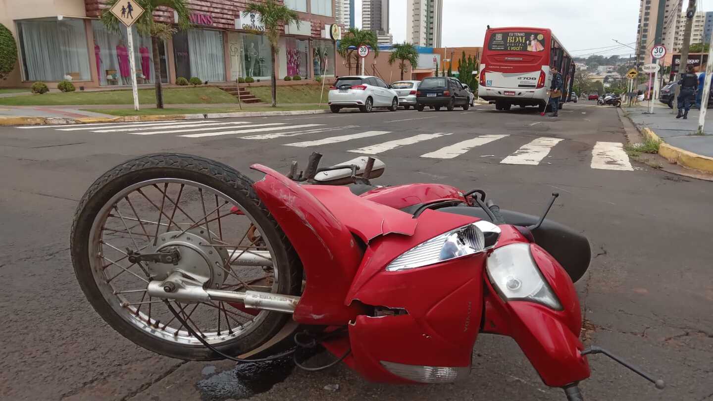 Motociclista Fura Sinal Vermelho E Bate Em Nibus No Jardim Dos