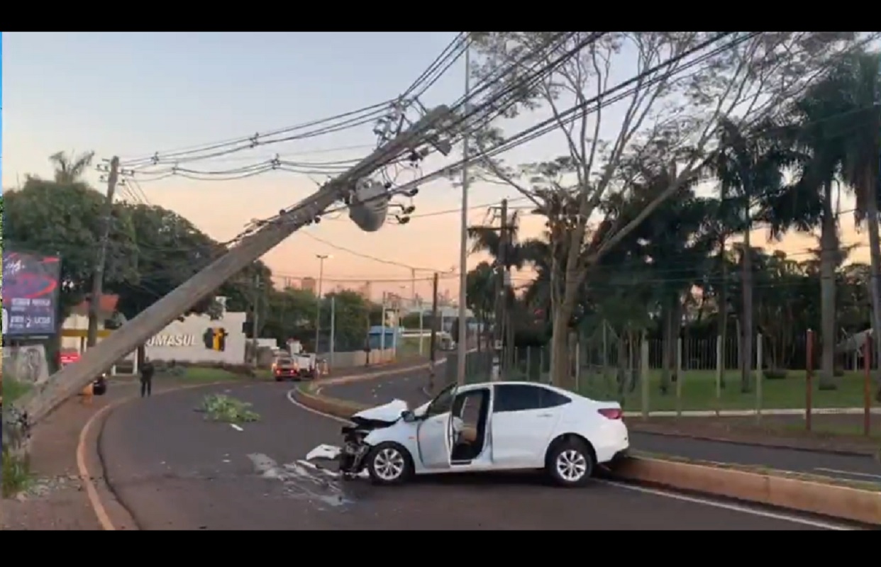 Carro bate em poste na Zahran e provoca queda da rede de energia vídeo