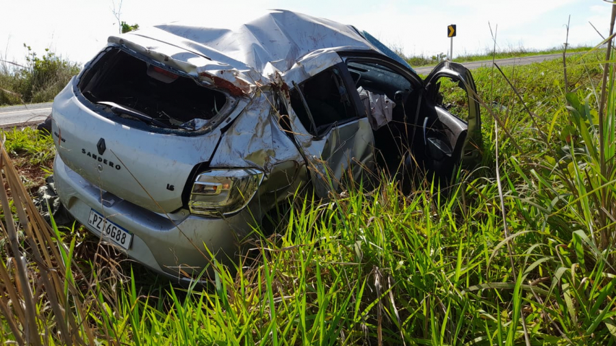 Carro quatro pessoas capota em Paraíso das Águas Portal TOP Mídia