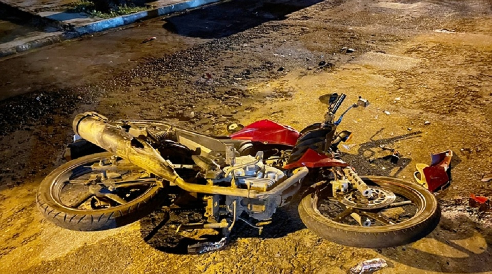 Adolescente fratura o braço em acidente carro e moto em Coxim