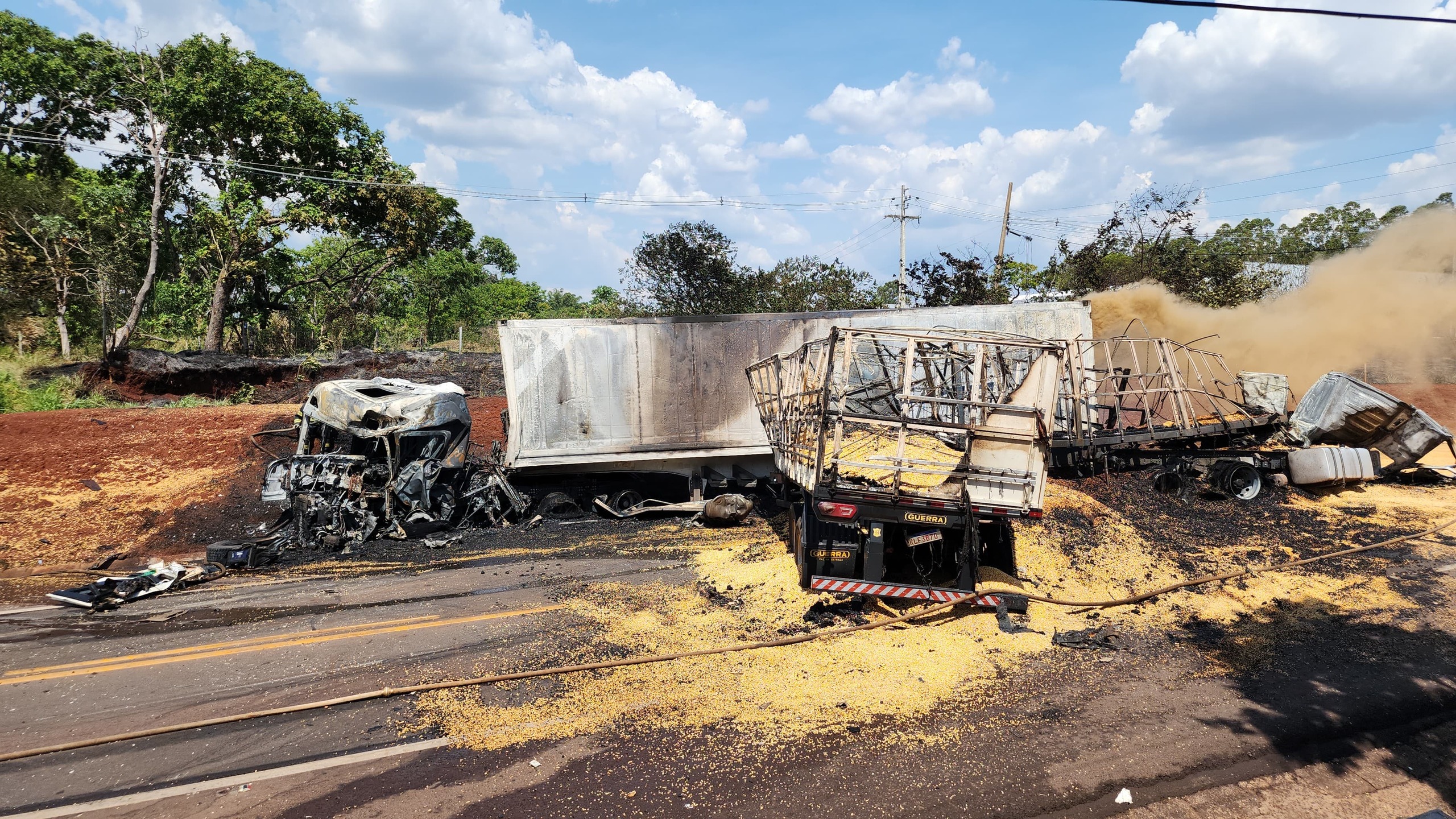 Acidente Entre Carretas E Carro Deixa Dois Mortos Na Br Em Campo