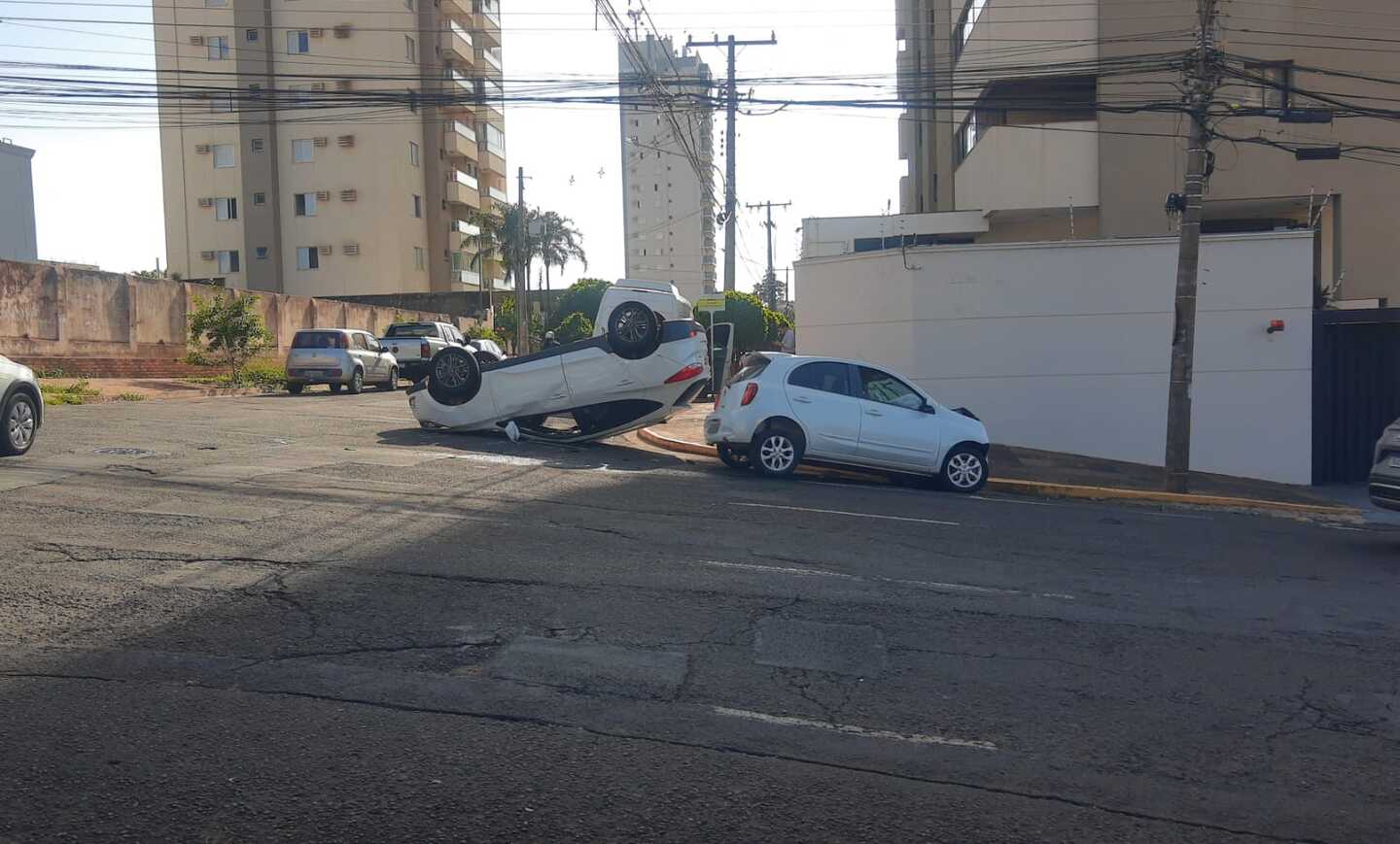 Carro Invade Preferencial Bate Em Outro Ve Culo E Capota Na Rua Das