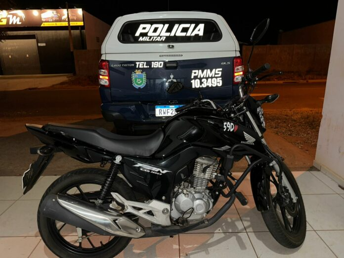 Motociclista é preso após ser flagrado empinando moto pela polícia em