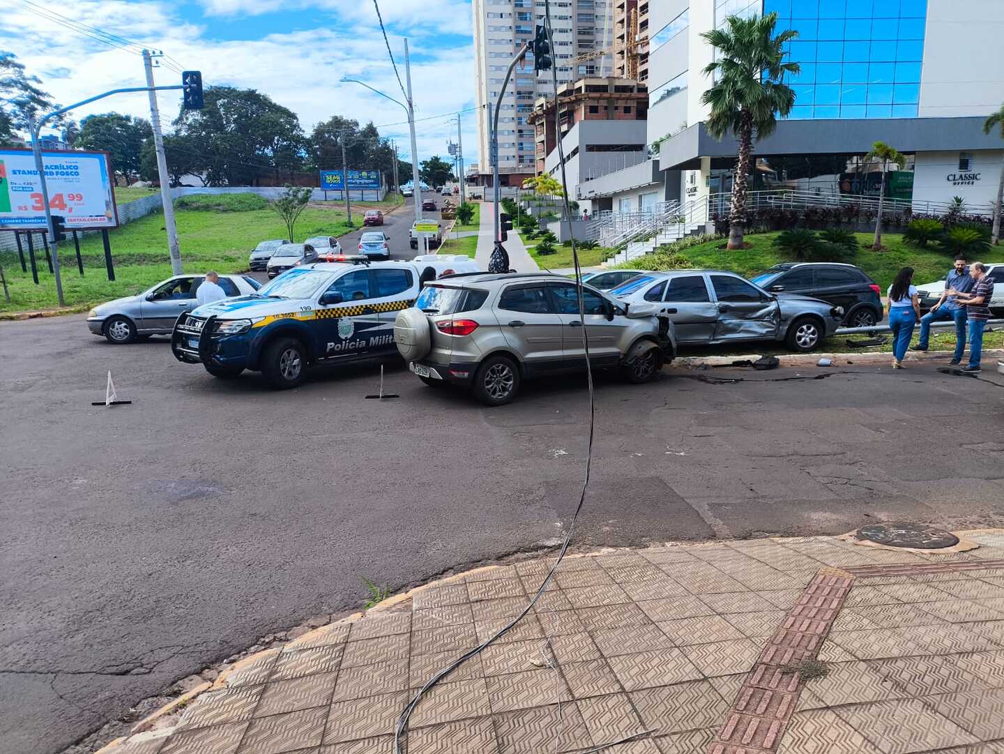 Idoso fura sinal vermelho e é atingido por outro carro na Pedro