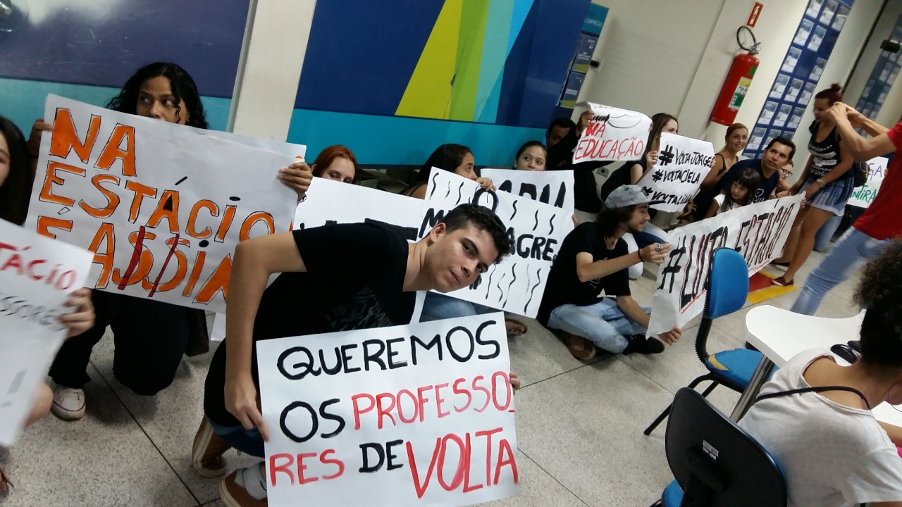 V Deo Estudantes Protestam Contra Demiss O Em Massa De Professores De