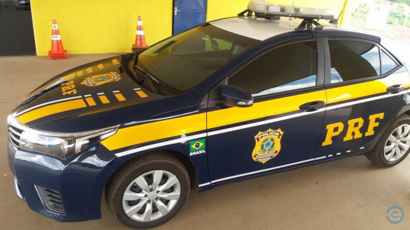 Motorista Dirige Em Zigue Zague Bate Em Viatura E Joga Carro Contra