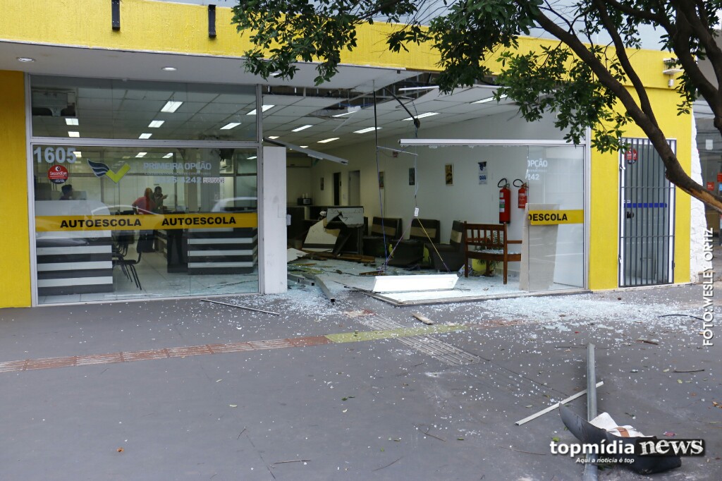 V Deo Motorista Perde Controle De Caminhonete E Invade Autoescola Na