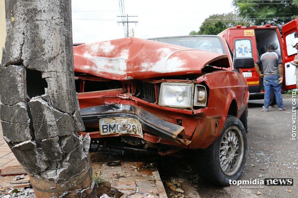 Motorista Desvia De Bueiro Perde Controle De Carro E Bate Em Poste