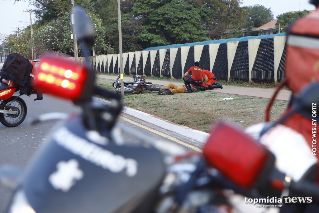 Motociclista Perde Controle Da Dire O E Cai Sozinho Em Canteiro Na