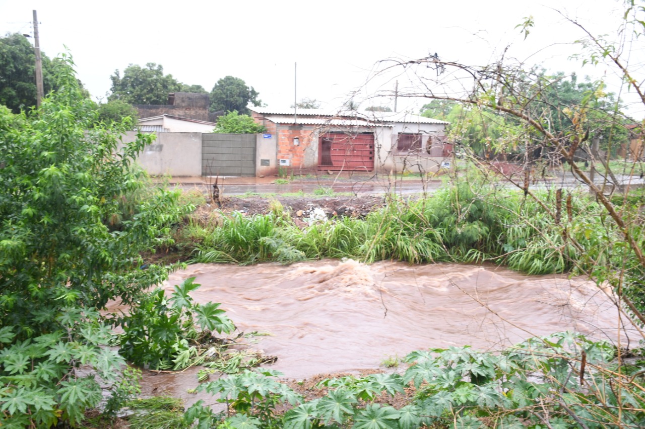 Chuva Alaga Ruas E Forma Enxurradas Violentas Em Dourados Portal TOP