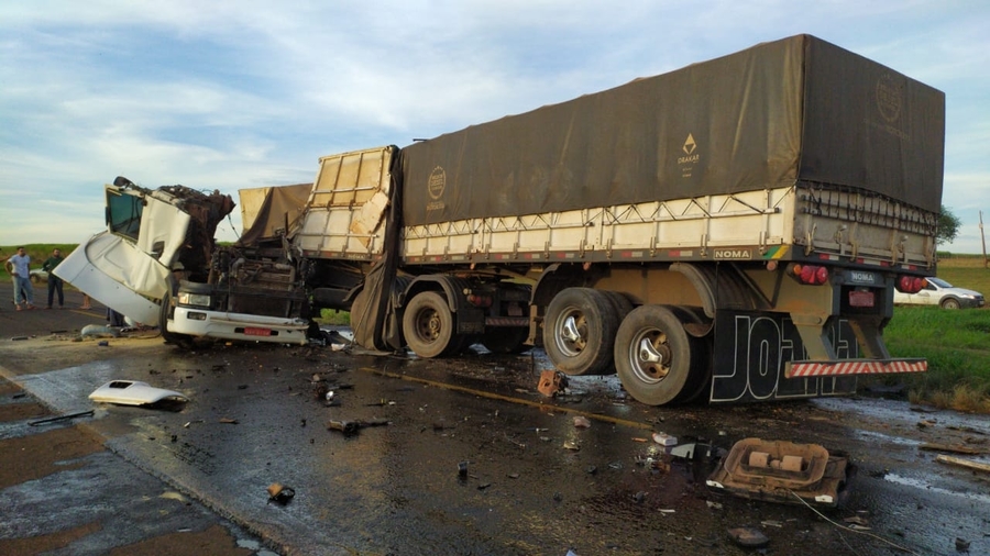 Batida Frontal De Duas Carretas Deixa Um Morto Em Rodovia Perto De Nova