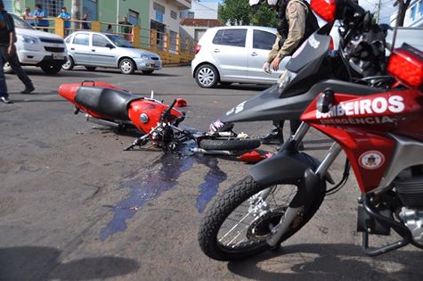 Motociclista colide carro e fica em estado grave Portal TOP Mídia