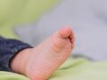 O menor apresentou sinais da "S&iacute;ndrome do Beb&ecirc; Sacudido", como sangramento craniano e outras les&otilde;es provocadas pelos movimentos bruscos .