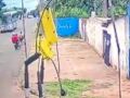 Populares que passavam pelo local prestaram socorros as vítimas.