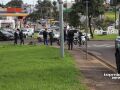 Motociclista de aplicativo afirma que foi fechado por caminhonete na rotat&oacute;ria .