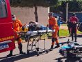 Bombeiros de folga prestam primeiros socorros ao motociclista .