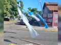 Varal improvisado chamou a aten&ccedil;&atilde;o de motoristas e motociclistas at&eacute; que o cabo fosse substitu&iacute;do.