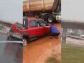 Mesmo correndo riscos, motoristas tentaram atravessar a Avenida Ministro Jo&atilde;o Arinos .