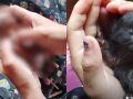 Moradora chorou ao encontrar tr&ecirc;s filhotes mortos ap&oacute;s o temporal invadir a comunidade onde vivem cerca de 140 fam&iacute;lias.