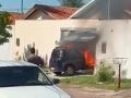 Fiat Mobi estava na garagem da casa quando as chamas come&ccedil;aram.