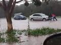 Moradores ajudaram a emburrar ve&iacute;culos no meio da chuva.