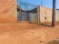 O homem foi baleado no quintal de casa e vizinhos afirmaram n&atilde;o conseguirem acreditar no que aconteceu.