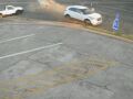 Motorista b&ecirc;bado furou sinal e destru&iacute;do outro ve&iacute;culo e muro de resid&ecirc;ncia.
