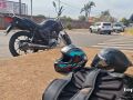 O motociclista n&atilde;o conseguiu desviar a tempo do carro parado .