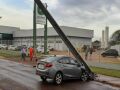 A mulher colidiu o carro que conduzia contra o poste ap&oacute;s um cachorro cruzar a via de forma repentina.