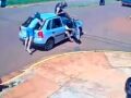 O condutor da motocicleta ficou preso na traseira do ve&iacute;culo.