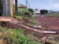 Rebaixamento do n&iacute;vel da rua impede que ve&iacute;culos sejam guardados dentro das garagens das casas.