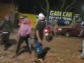 Homens chegaram a p&eacute; e de moto, chutaram o port&atilde;o e atiraram pedras contra o im&oacute;vel atr&aacute;s do suspeito.