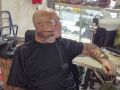 V&iacute;tima de 72 anos levou 12 pontos, principalmente na cabe&ccedil;a e no pesco&ccedil;o; suspeito, de 37 anos, tamb&eacute;m ficou ferido e foi levado &agrave; Santa Casa sob escolta policial.