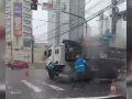 A equipe passou mais de 1h, debaixo da chuva forte, arrumando os buracos do cruzamento.