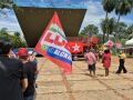 Ato no centro de Campo Grande contou com venda de camisetas, m&uacute;sica adaptada e engajamento de eleitores na manh&atilde; deste domingo.
