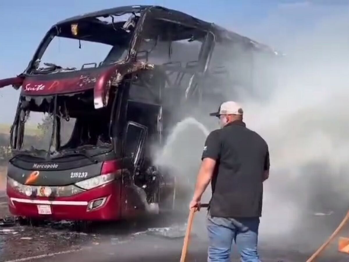 Ônibus fica destruído após pegar fogo na BR-163, em Nova Alvorada do Sul  (vídeo) - Portal TOP Mídia News