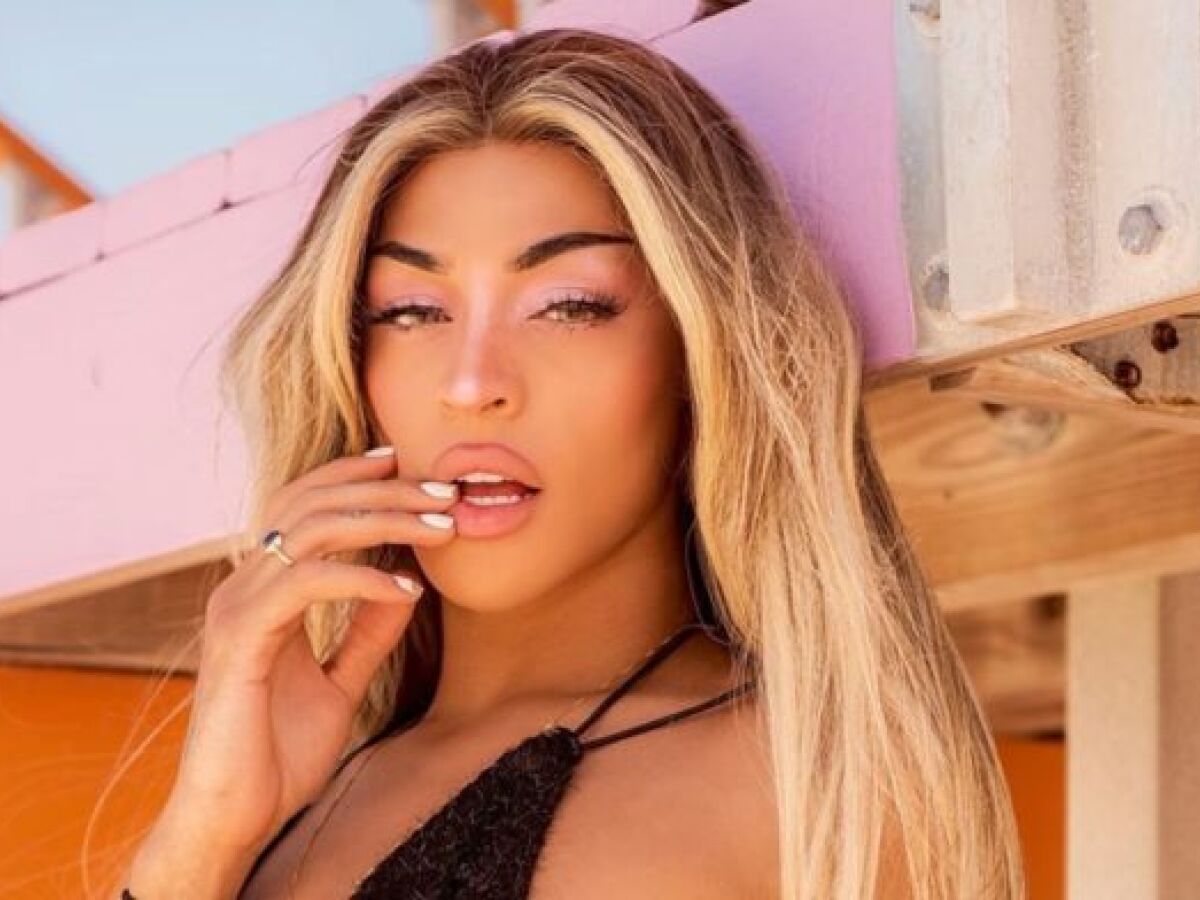 Pabllo Vittar posta vídeo rebolando de calcinha fio dental no banheiro -  Portal TOP Mídia News