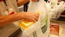 Supermercados estão obrigados a ter empacotador em caixas prioritários em Campo Grande
