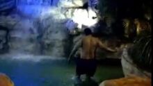 Corajoso é flagrado tomando banho em cascata de MS no dia mais frio do ano (vídeo)