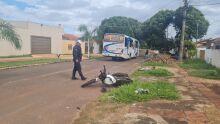 Açougueiro bate moto em ônibus e fica em estado grave na Vila Nasser (vídeo)