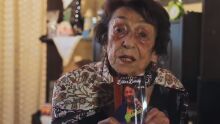 Delinha se recupera em casa e divulga venda de coletânea em Campo Grande (vídeo)