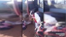 Família se desespera ao ver mulher esmagada por caminhão na fronteira (vídeo)