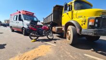 Motoentregador não consegue frear e bate em caminhão que entrava em canteiro de obras (vídeo)