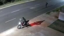 Ladrão atrapalhado tenta se esquivar da câmera, mas é filmado furtando moto em Campo Grande (vídeo)