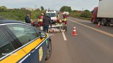 Motociclista é arrastada 50 metros e sobrevive em acidente com caminhão no macroanel