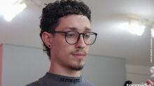 Responsável por transformações incríveis, João se dedica a cabelos cacheados (vídeo)